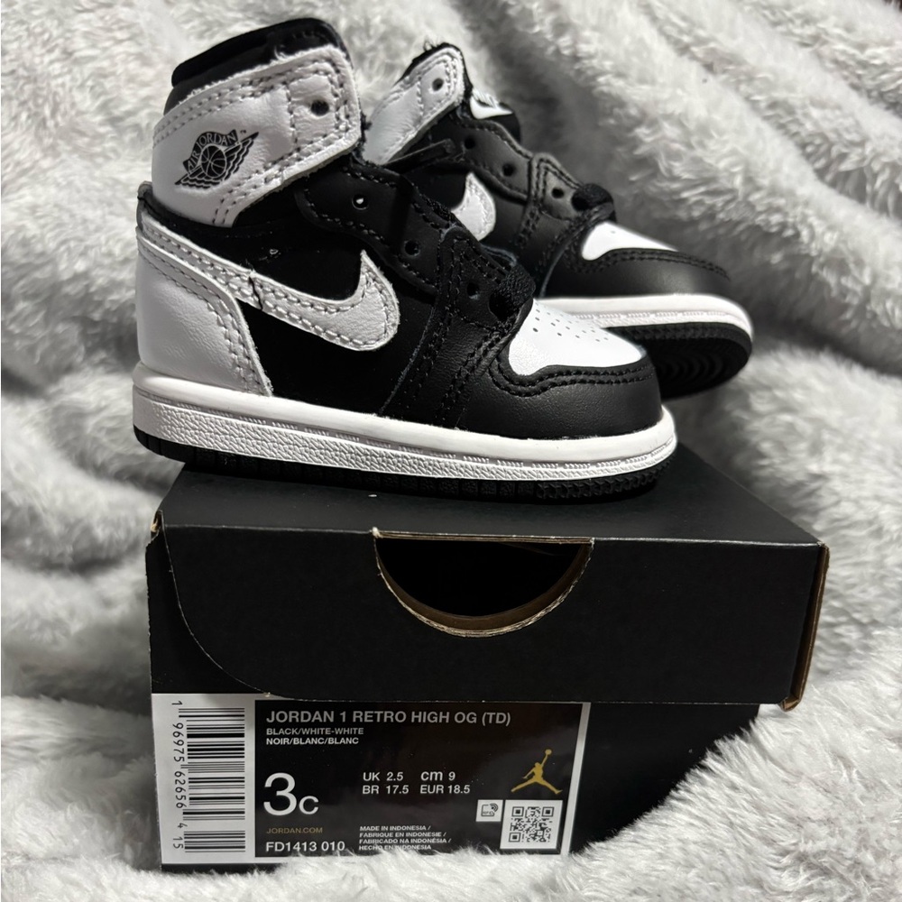 Nike Toddlers Black and White Jordan 1 Retro High OG - Picture 2 of 6